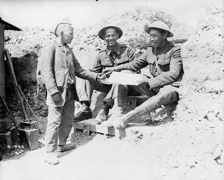 Tom Longboat (Right) | Credit: Canada. Dept. of National Defence/Library and Archives Canada